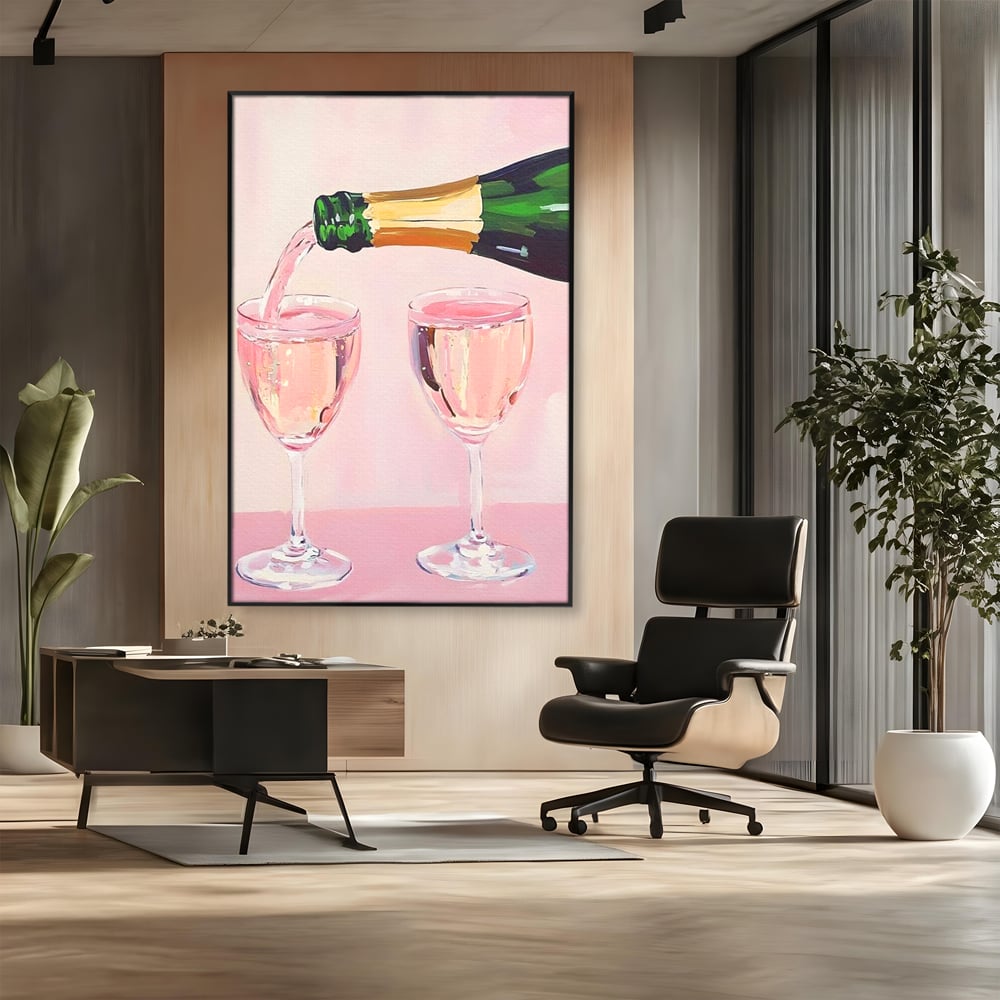 Tablou canvas cu pictura cu sticla si pahare de sampanie roz, in rama de aluminiu negru, pe perete intr-un birou